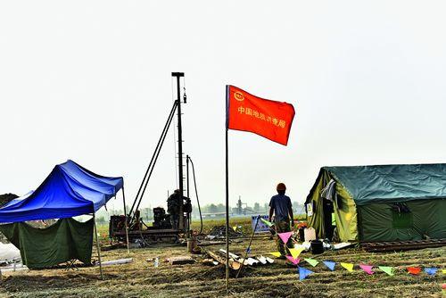 中國(guó)地質(zhì)調(diào)查局在安新縣北六村田野中開(kāi)展地質(zhì)測(cè)量。攝影 劉向陽(yáng)